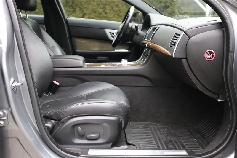 Jaguar XF 3,0 ČR, Automat, Navigace - fotka 28 z 46
