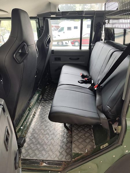 Land Rover Defender (2001) 110 TD5 9S - fotka 9 z 13