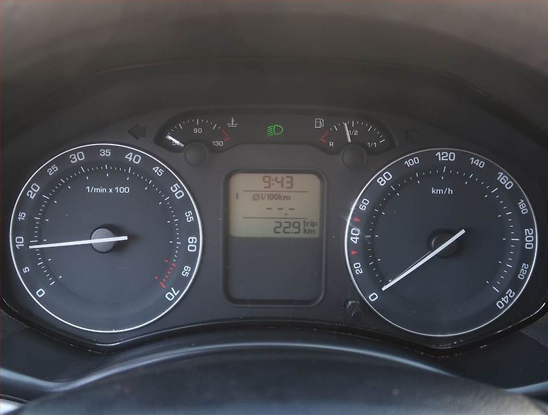Škoda Octavia (2008) Ambiente 1.6, nová STK, Klima - fotka 11 z 15