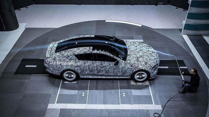 Maskovaný prototyp čtyřdveřového Mercedesu-AMG GT.