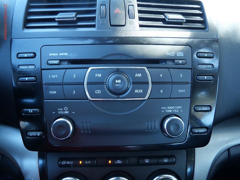 Mazda 6 (2010) 2.2 D, AC, tempo, výhřev sed - fotka 17 z 20