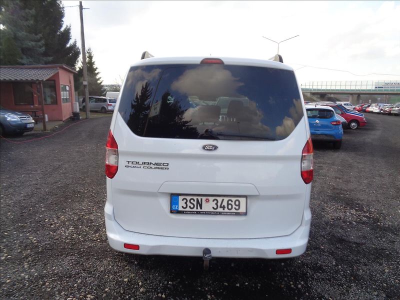 Ford Tourneo Courier 1,5 - fotka 6 z 17
