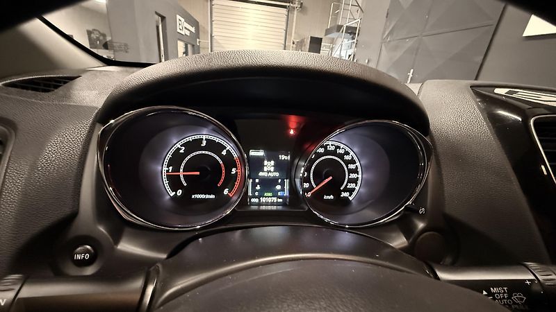 Mitsubishi ASX (2016) 1.6Di-D, ČR,4X4 - fotka 36 z 56