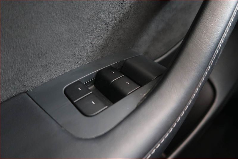 Tesla Model 3 (2021) Std Range Plus 55kWh, SoH 81% - fotka 18 z 22