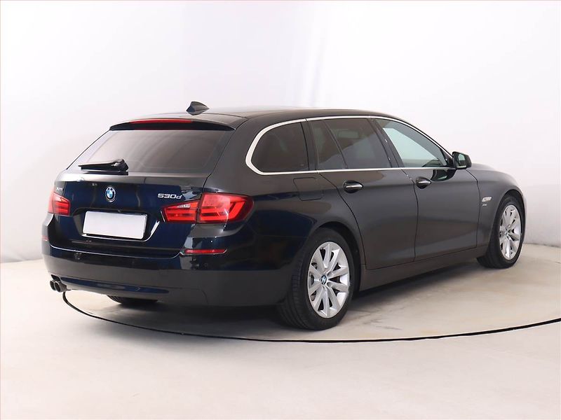 BMW Řada 5 (2013) 530d xDrive, 4X4, Automat - fotka 5 z 23