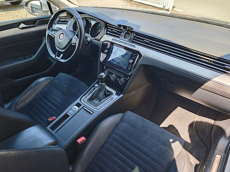 Volkswagen Passat (2017) 2.0 TDi Highline ACC Manuál - fotka 10 z 36
