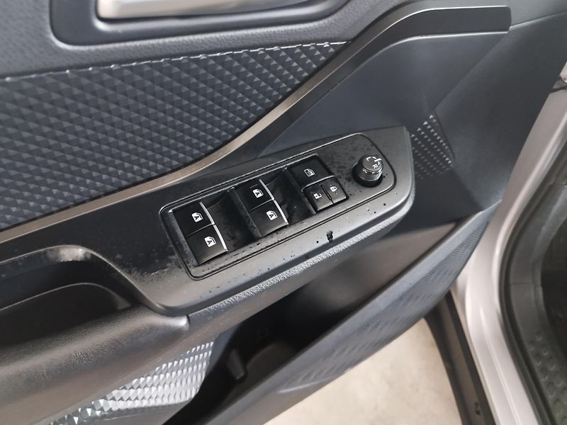 Toyota C-HR (2017) 1,2I,85KW,AUTOMAT,4X4,ALU,LED - fotka 21 z 34