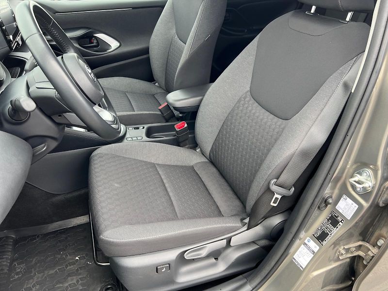 Toyota Yaris (2023) HYBRID 85kW e-CVT STYLE CZ - fotka 9 z 23
