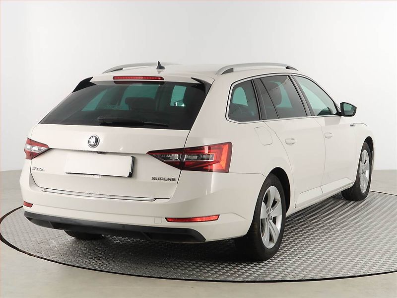 Škoda Superb (2018) 2.0 TDI, Navi, Bi-Xenony - fotka 5 z 17