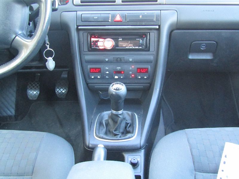 Audi A6 (2003) 1.9 TDI 96kW 2 SADY PNEU - fotka 17 z 33