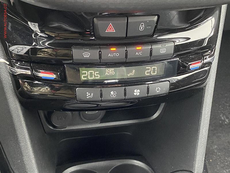 Peugeot 2008 (2019) 1.2 PT, Allure, kůže, navi - fotka 14 z 15