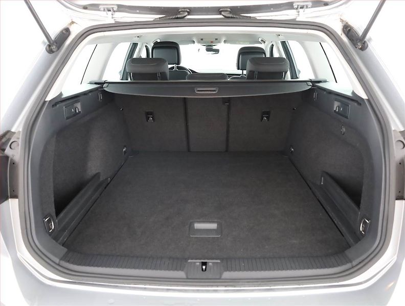 Volkswagen Passat (2020) Business 2.0 TDI, Automat - fotka 16 z 17