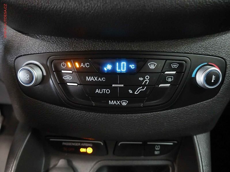 Ford Tourneo Courier (2017) 1.0EB, ČR, AC, TZ - fotka 15 z 17