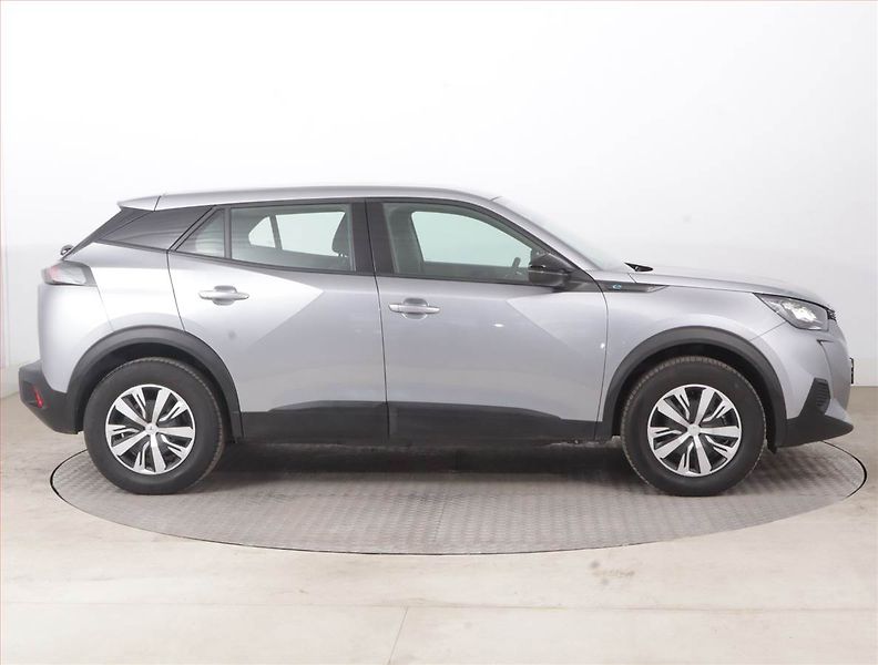 Peugeot 2008 (2023) Active Pack 50 kWh, SoH 98% - fotka 6 z 18