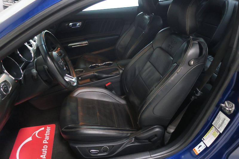 Ford Mustang (2015) 5.0 Ti-VCT V8 GT 50 automat - fotka 12 z 48