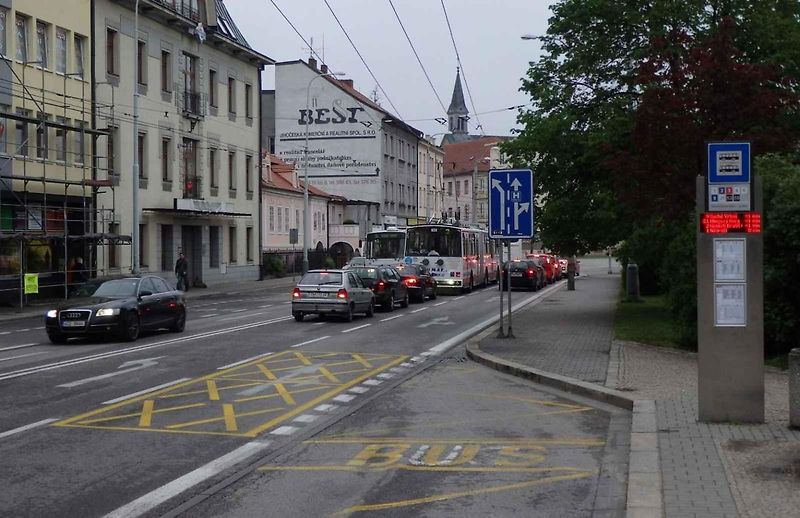 Řidiči jsou příliš daleko od kraje komunikace