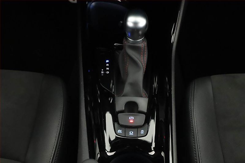 Toyota C-HR (2023) GR Sport 2.0 Hybrid - fotka 17 z 20