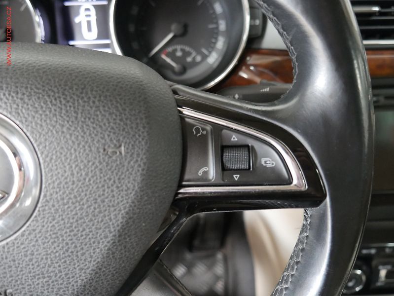 Škoda Superb (2013) 1.6 TDi, Navi, bixen, kůže - fotka 15 z 26