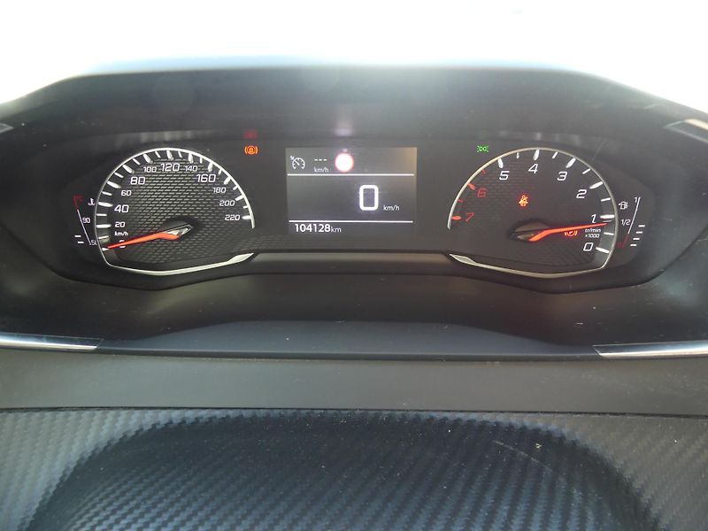 Peugeot 2008 (2020) 1,2 PureTech MAN6 - fotka 14 z 22