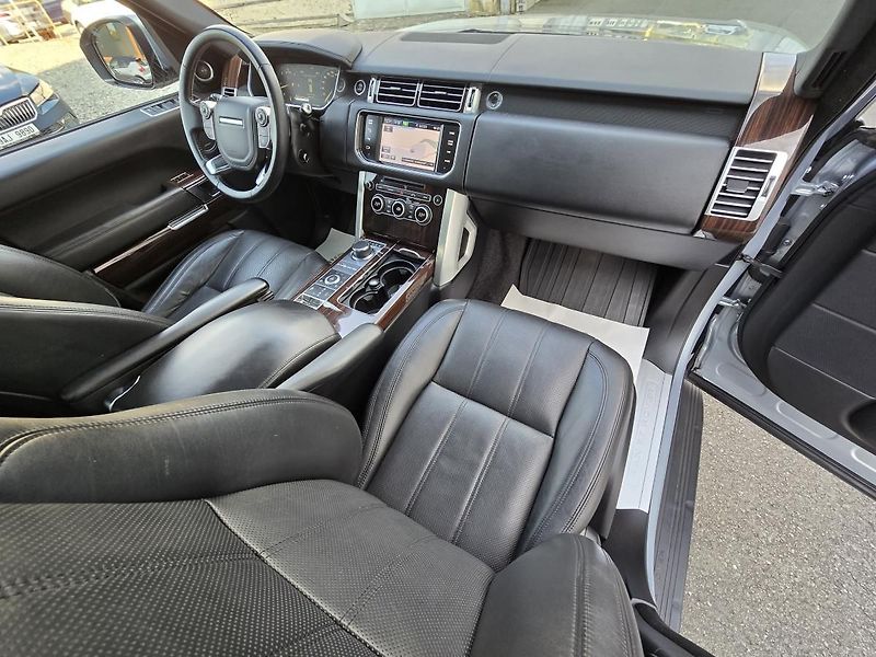 Land Rover Range Rover VOGUE 4,4 V8 250kW 4x4 TAŽNÉ - fotka 12 z 61