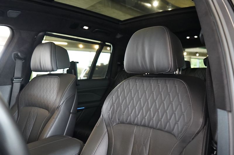 BMW X7 M50i xD, Executive Drive Pro - fotka 20 z 50