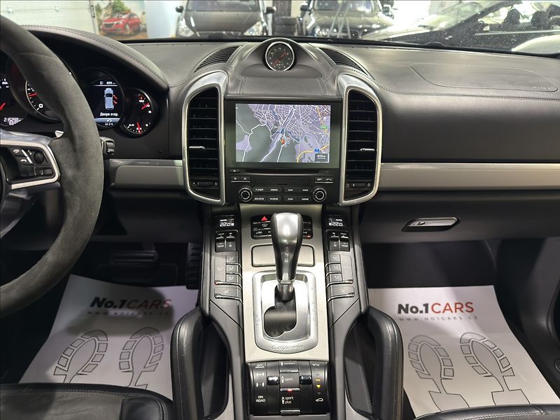 Porsche Cayenne 3,0   D VZDUCH PANO BOSE 360 - fotka 26 z 44