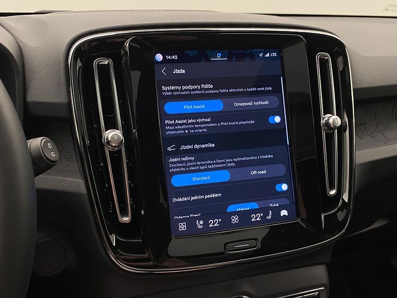 Volvo XC40 PURE ELECTRIC RECHARGE TWIN - fotka 44 z 58