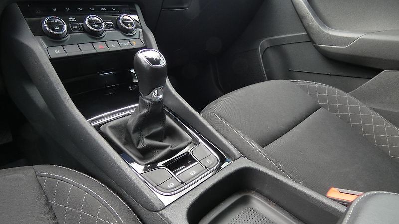 Škoda Karoq 1,5 TSI 110 kW Ambition - fotka 6 z 23