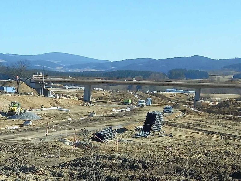 Stavba D3 u Dolního Dvořiště s novou silnicí k Rybníku.
