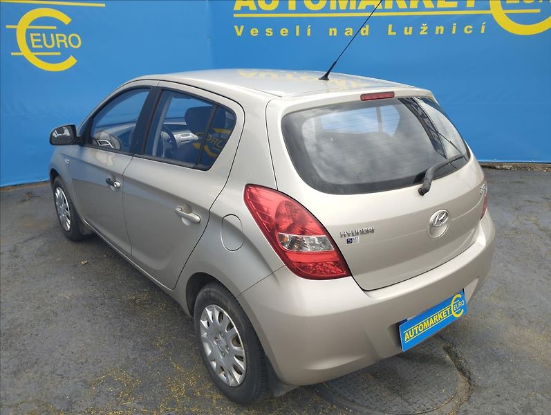 Hyundai i20 1,3 57 KW 1.MAjitelka ČR - fotka 6 z 15