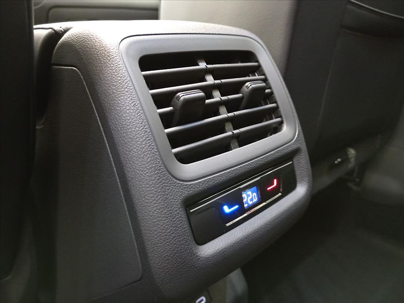Volkswagen T-Roc (2026) 1,5   R-line eTSI 110 kW 7DSG - fotka 13 z 23