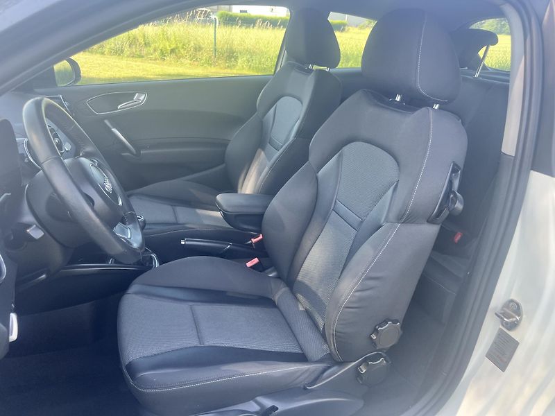 Audi A1 1.2TFSI 63KW,KůŽE,NAVI,2xALU - fotka 13 z 40