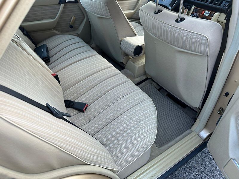 Mercedes-Benz 124 (1986) 230E 97kw - fotka 24 z 50