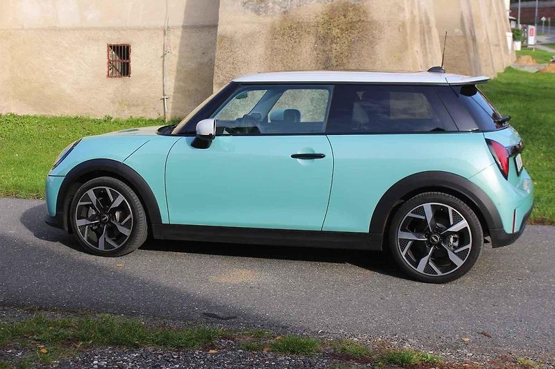 Mini Cooper S stále vyhoví nadšeným řidičům