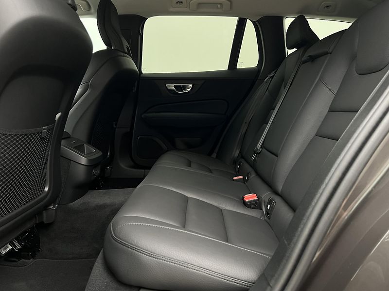 Volvo V60 B4 DARK PLUS AUT - fotka 6 z 42