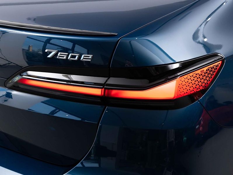 BMW Řada 7 750e xDrive - fotka 10 z 23