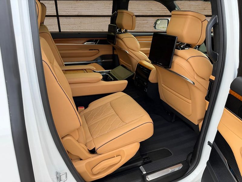 Jeep Grand Wagoneer (2022) + SERIES III + DPH + FULL + - fotka 13 z 36