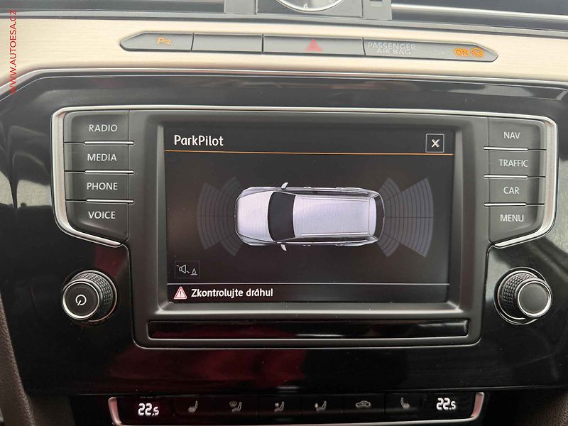 Volkswagen Passat (2016) 2.0TDi, DSG, bixen, navi - fotka 18 z 18