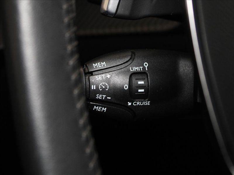 Peugeot 208 1,2 PTech 74kW AT 37tkm. - fotka 19 z 21