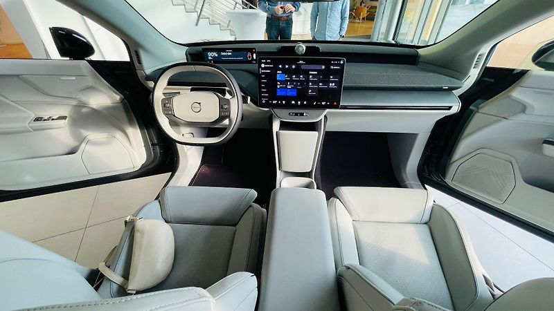 Volvo EX60 (2026) P10 AWD ULTRA - fotka 4 z 27