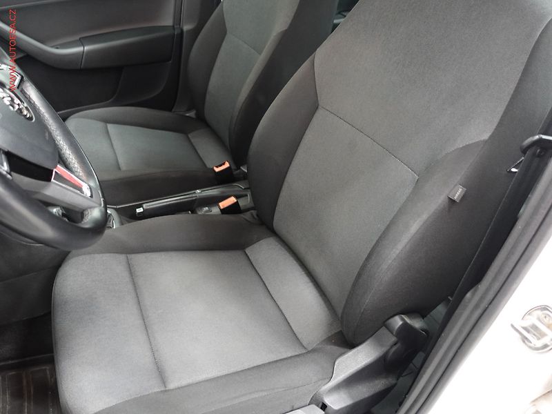 Škoda Rapid (2017) 1.0TSI, ČR, AC, park.asist - fotka 9 z 16