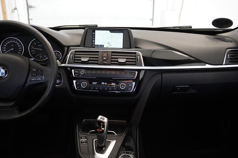 BMW Řada 3 320i 135kW AUTOMAT - fotka 21 z 27