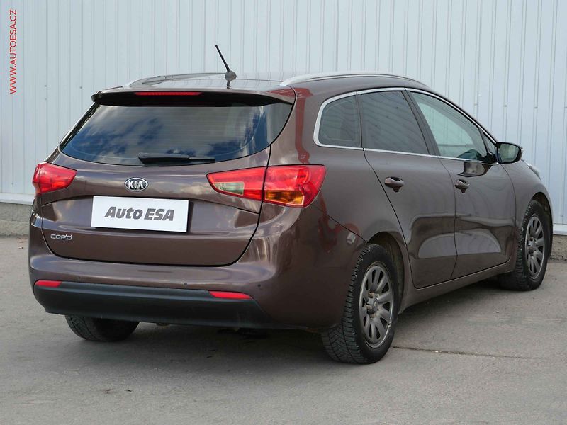 Kia Ceed (2014) 1.6 GDi, ČR, AC, tempo, park - fotka 4 z 18