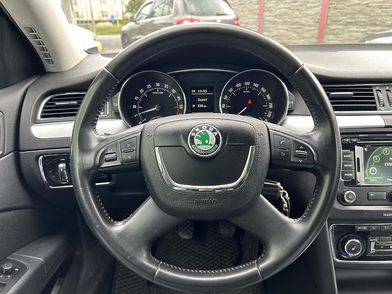 Škoda Superb (2012) 2.0 TDi 103 KW  - fotka 17 z 28