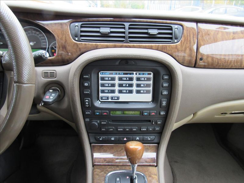 Jaguar S-Type 3,0 i Exclusive 175 KW - fotka 15 z 28