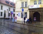 Přikázaný směr jízdy zde vpravo následovaný zákazem odbočování vpravo, který je následovaný zákazem vjezdu v obou směrech.