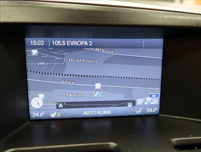 Volvo XC60 2,4 D5 AWD AUT - fotka 19 z 23