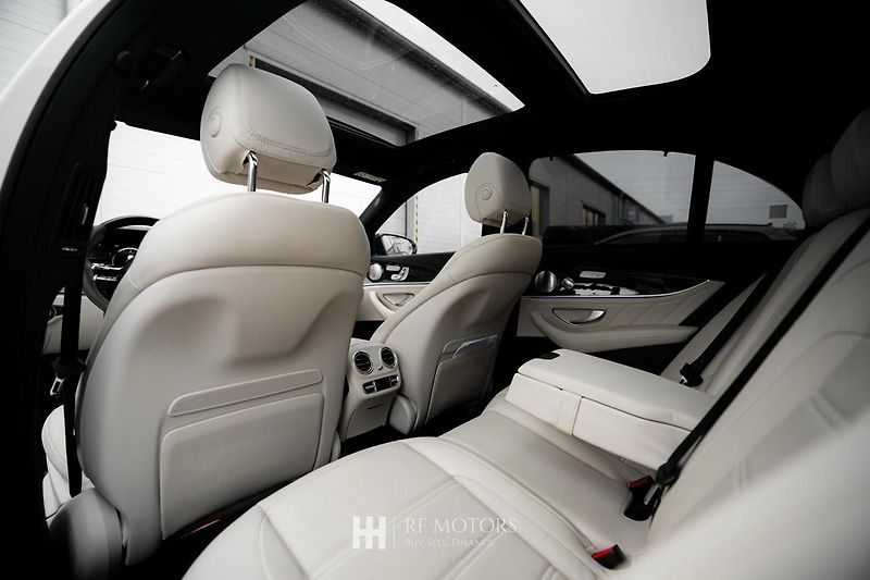 Mercedes-Benz Třídy E (2022) AMG E63 S 4MATIC 450kW - fotka 30 z 56