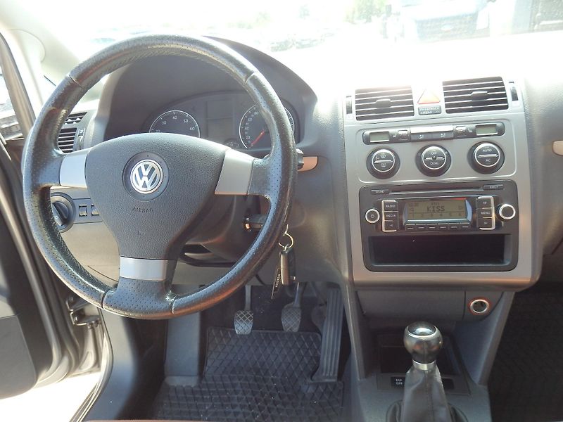 Volkswagen Touran 1,4TSi CROSS DIGI KLIMA - fotka 13 z 16