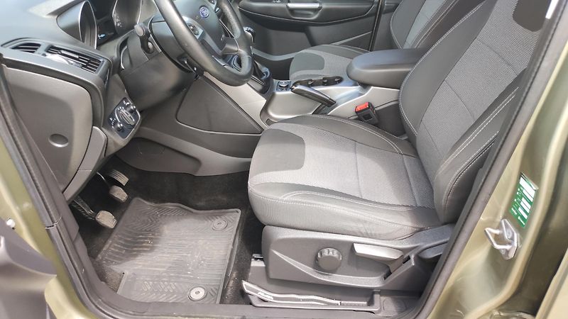 Ford Kuga (2014) - fotka 16 z 23